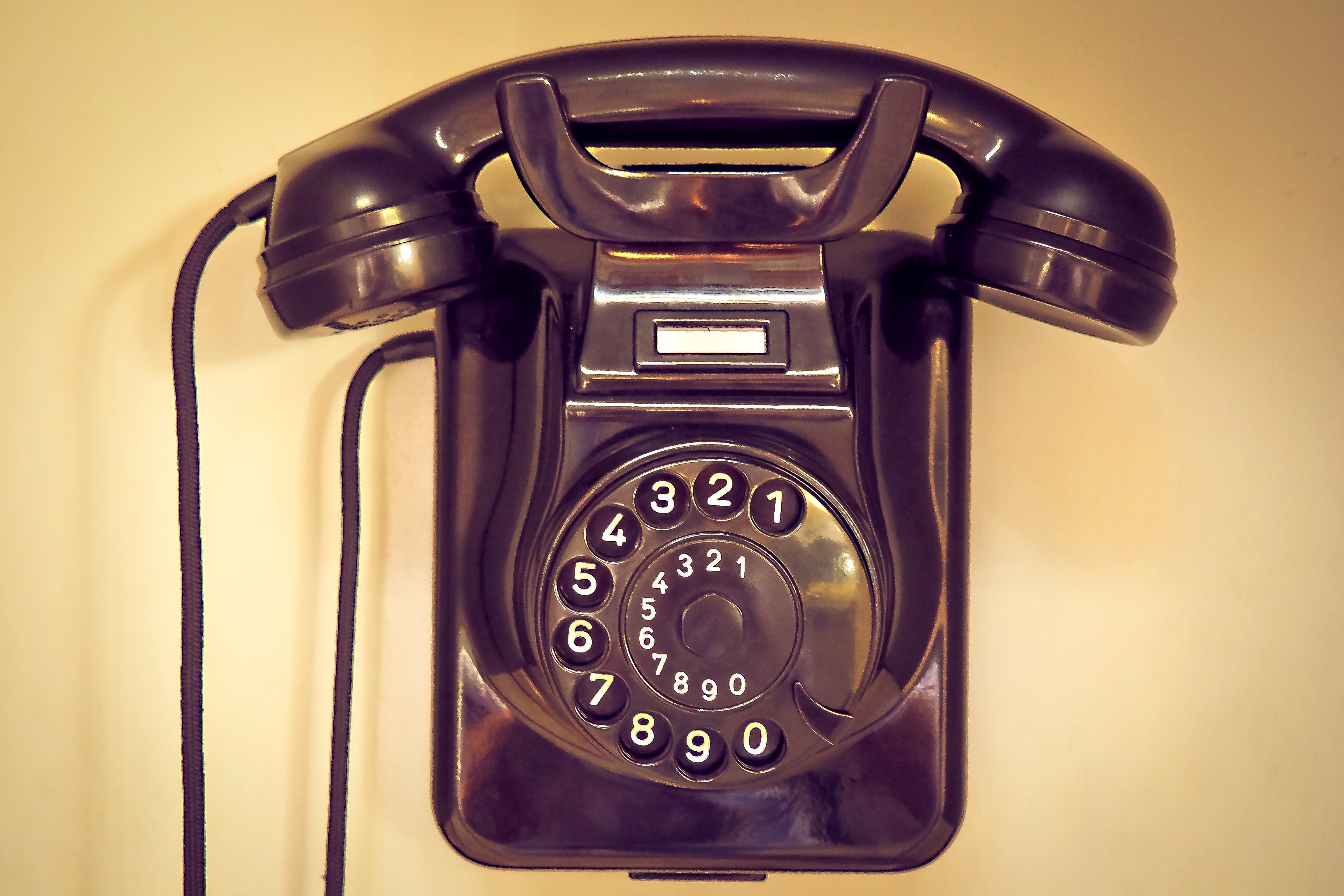 День телефона картинки. Старый телефон. Старинный телефон. Трубка старого телефона. Фото старого телефона.